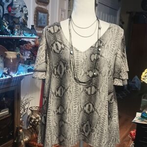 This Blouse Is By Caramela Gray Snake Print Women's Top Fully Lined Size M/L